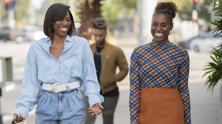 Molly and Issa walk down street on Insecure