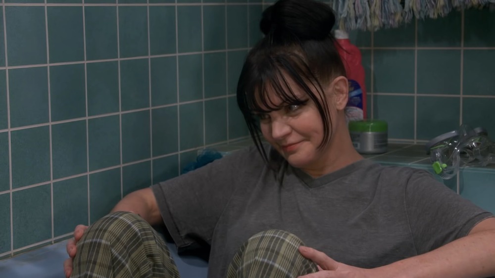 Pauley Perrette's Jackie sits in a tub on Broke