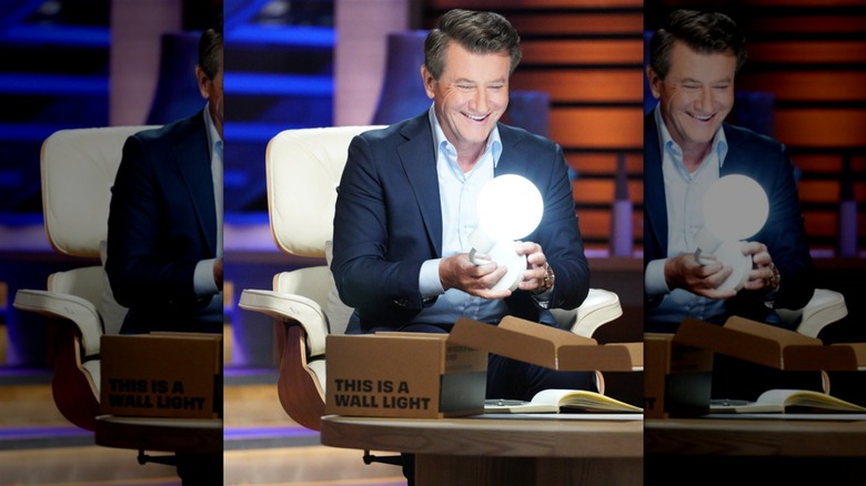 Robert Herjavec holding Poplight