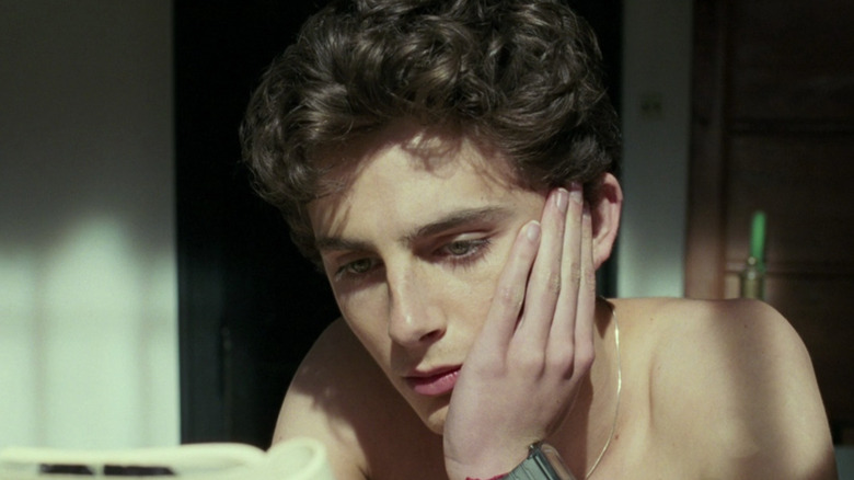 Elio reads book