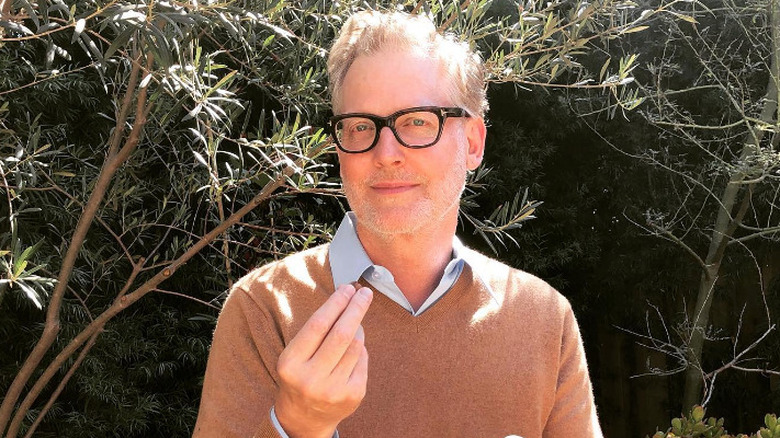 Craig Kilborn holds a berry