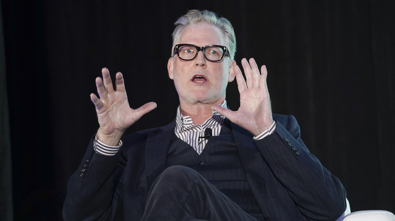 Craig Kilborn raises his hands