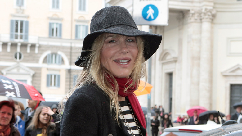 Daryl Hannah with hat and coat in Rome