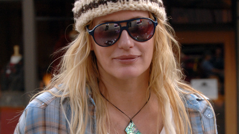 Daryl Hannah beanie and sunglasses