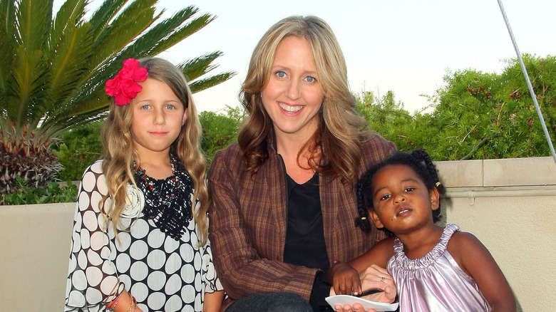 Brooke Smith poses with her daughters