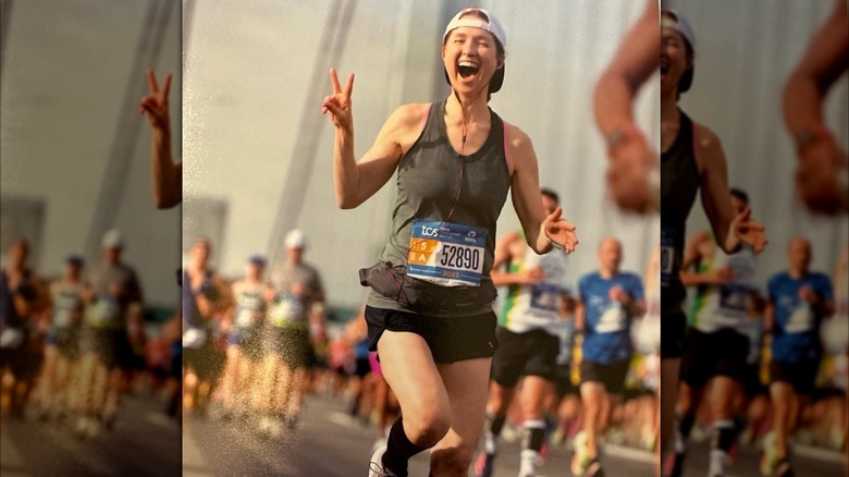 Ellie Kemper running in the New York City marathon