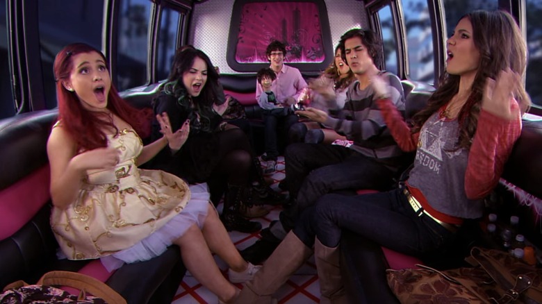 The cast of Victorious performing 5 Fingaz to the Face as a karaoke song in episode Driving Tori Crazy