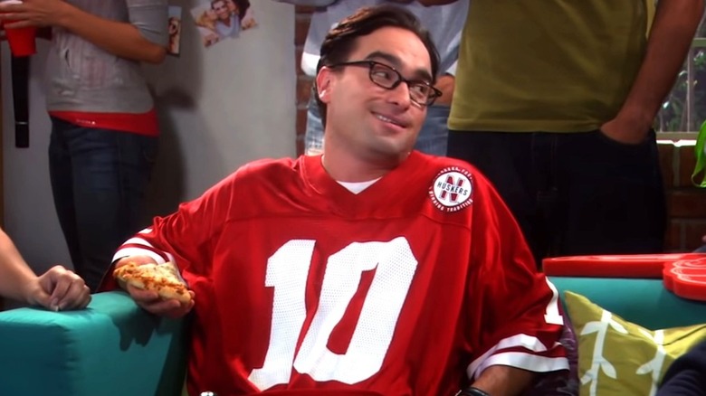 Leonard Hofstadter in jersey with pizza