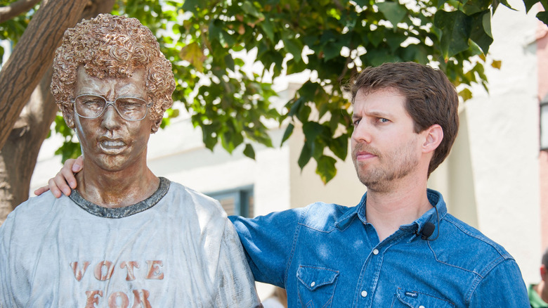 Jon Heder poses with a statue of Napoleon Dynamite