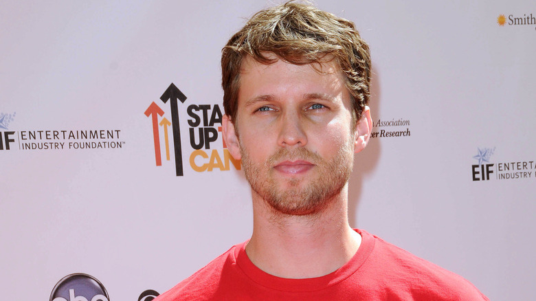 Jon Heder attends a Stand Up To Cancer red carpet in 2010