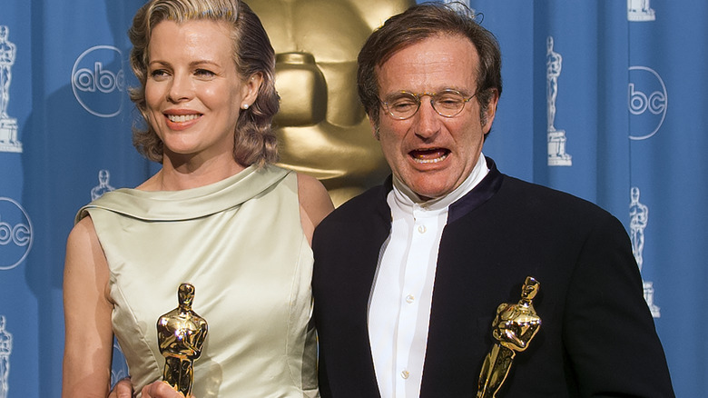 Kim Basinger and Robin Williams with Oscars