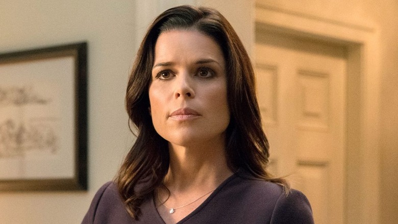 Neve Campbell in White House office on House of Cards