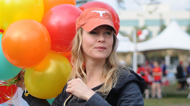 Renée Zellweger holding balloons