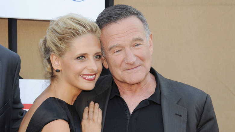 Sarah Michelle Gellar and Robin Williams on red carpet