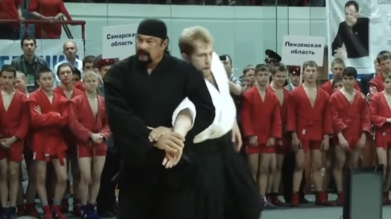 Steven Seagal gripping opponent