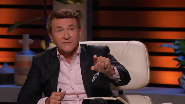 Robert Herjavec points a finger