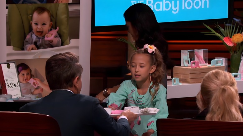 Cassidy passing out Baby Spoon samples to Robert Herjavec