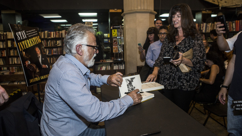 Jonathan Goldsmith signs a book