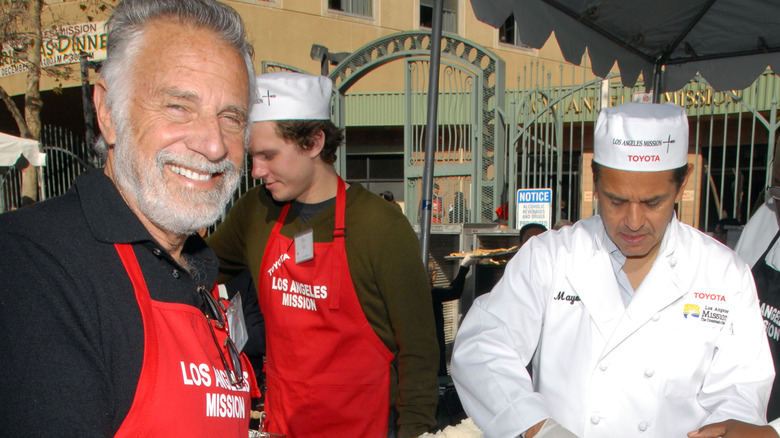 Jonathan Goldsmith serving food