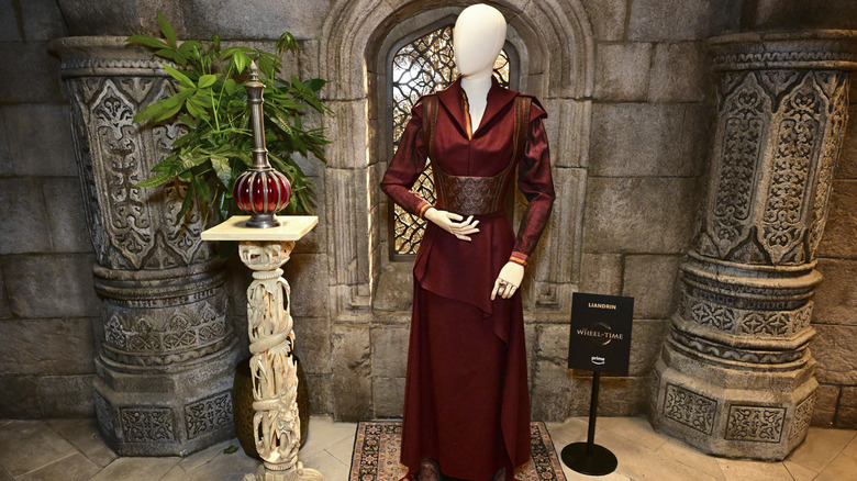 Liandrin's dark red costume