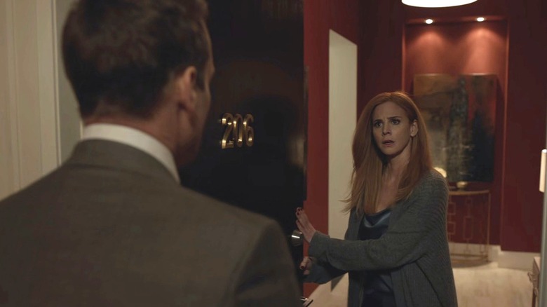 Harvey shows up at Donna's door