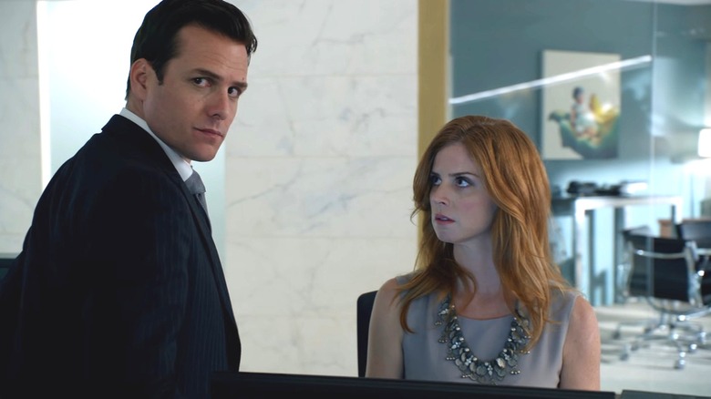 Harvey and Donna talking at her desk