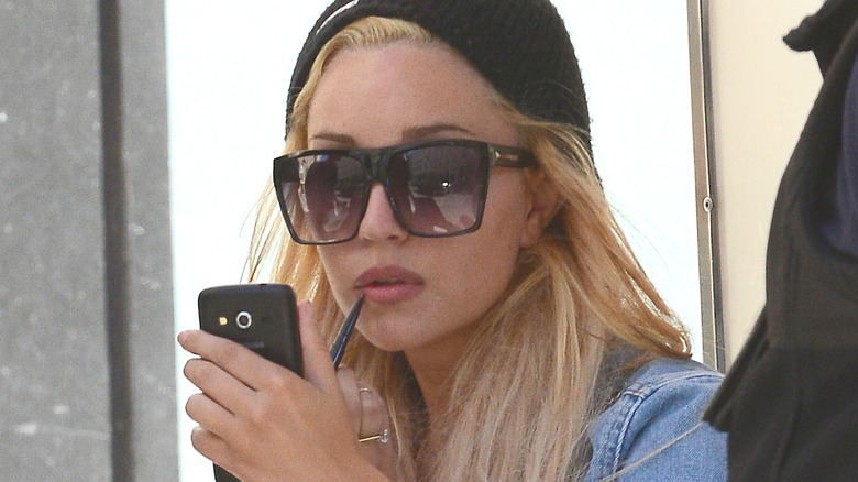 Amanda Bynes looking at phone