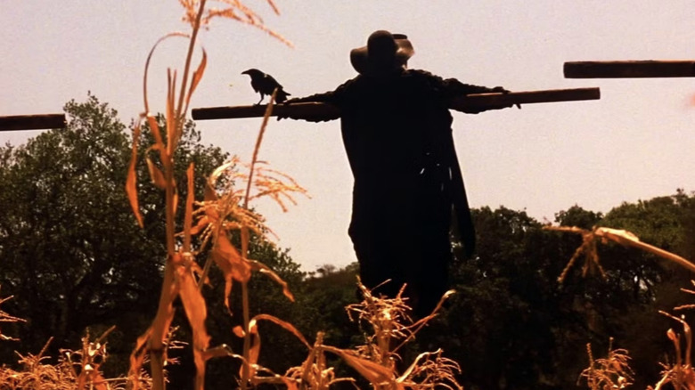 The Creeper hangs on a post in Jeepers Creepers (2001)