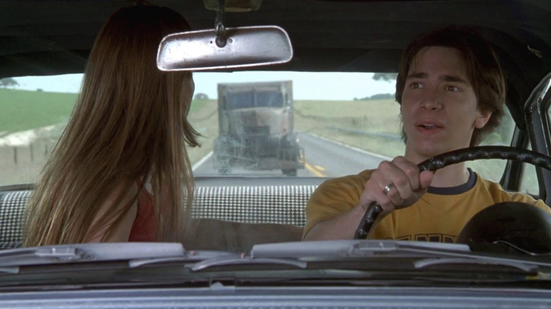 Trish and Derry are followed by the Creeper on the road in Jeepers Creepers (2001)