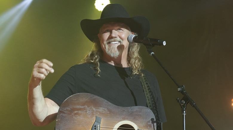 Trace Adkins sings on stage in "Monarch"