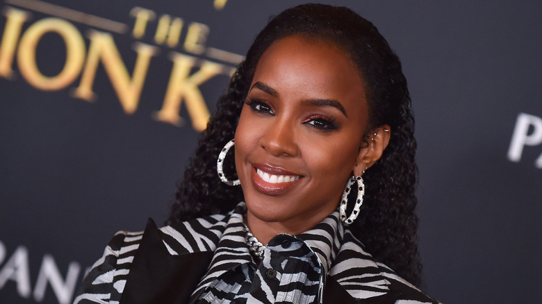 Kelly Rowland wearing earrings