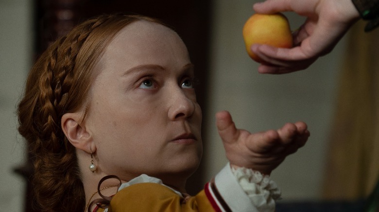 Mathilde taking a poison apple