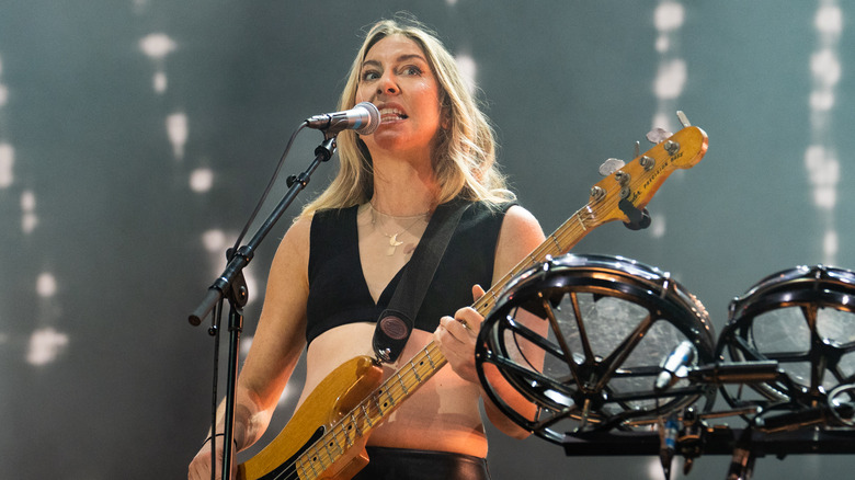 Este Haim performing