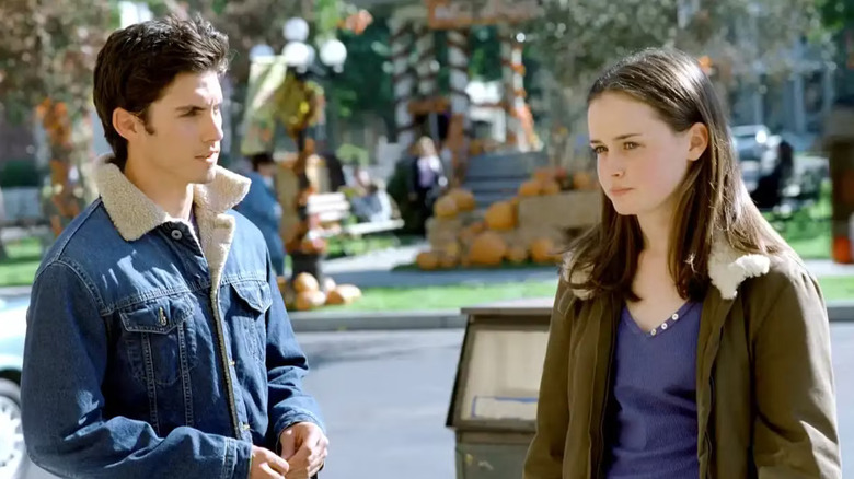 Jess and Rory outside on Gilmore Girls