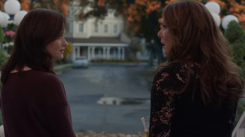 Rory and Lorelai in the Stars Hollow gazebo in the final shot of Gilmore Girls: A Year in the Life