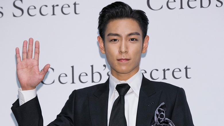 T.O.P waving on the red carpet at the 