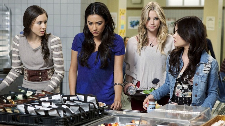 Spencer, Emily, Hanna, and Aria talking in the cafeteria lunch line