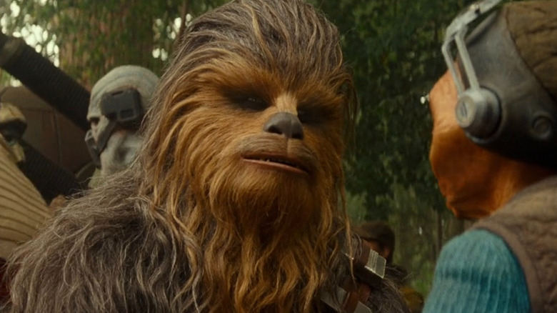 Chewbacca looking at Maz Kanata