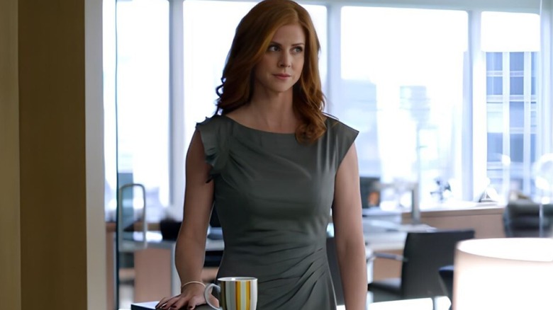 Donna standing in an office