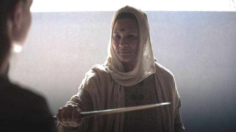 Shadout Mapes presenting the crysknife to Lady Jessica in Dune