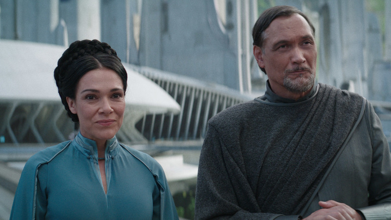 Breha Organa and Bail Organa smiling 