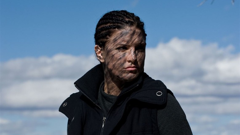 Gina Carano with dirt on face in Haywire