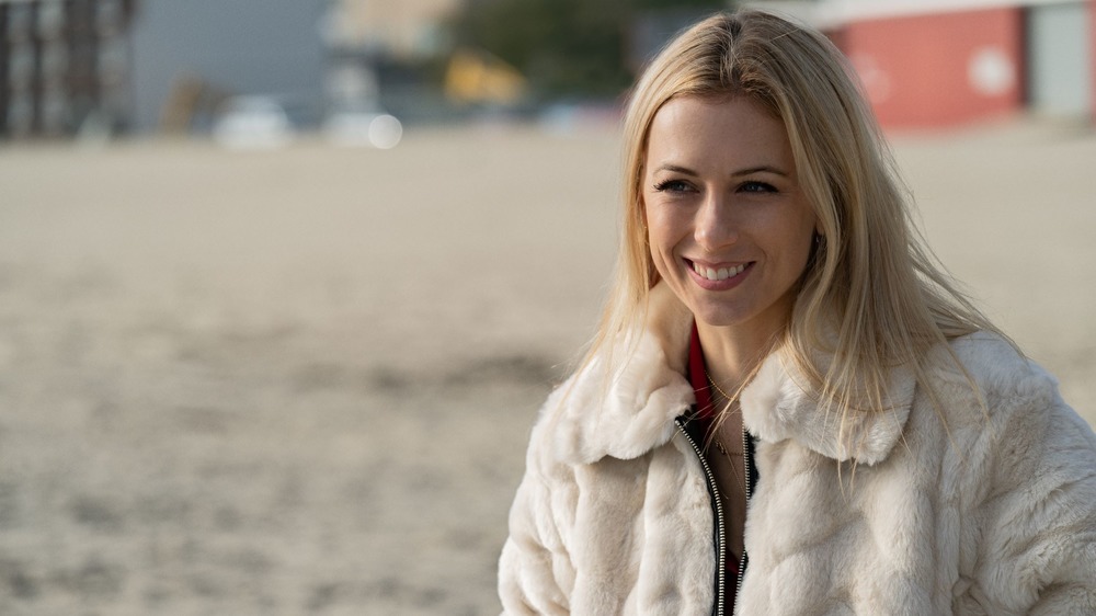 Iliza Shlesinger on the beach in Spenser Confidential 