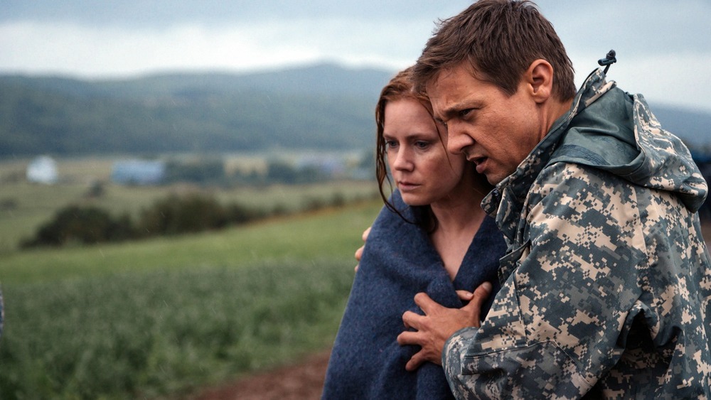 Amy Adams as Louise Banks and Jeremy Renner as Ian Donnelly in Arrival