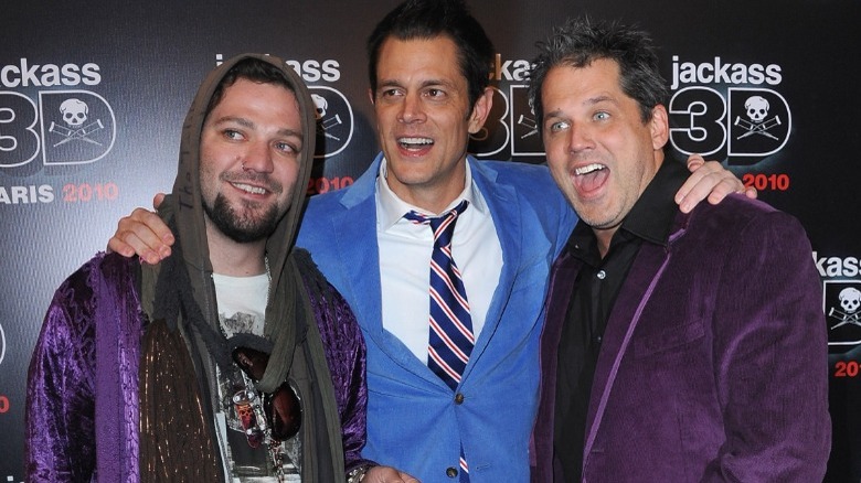 Bam Margera, Johnny Knoxville, and Jeff Tremaine posing for pictures