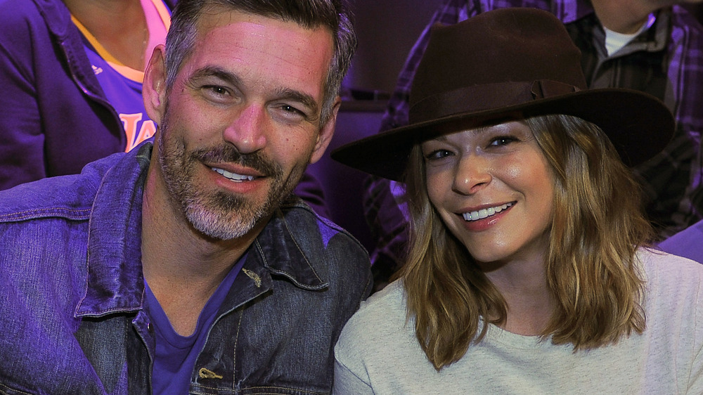 Eddie Cibrian LeAnn Rimes basketball courtside