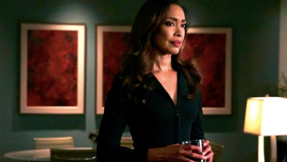 Suits Jessica Pearson holding glass