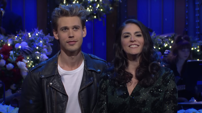 Austin Butler, Cecily Strong singing 