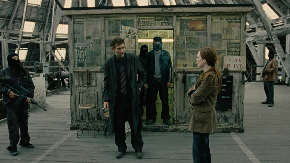 Clive Owen as Theo Faron and Julianne Moore as Julian Taylor in Children of Men