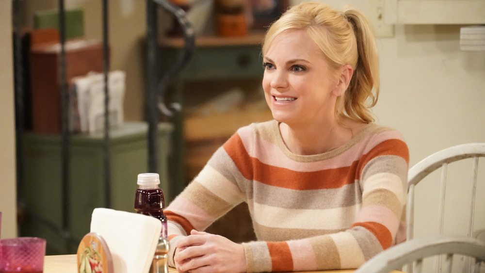 Anna Faris' Christy has a kitchen chat on Mom